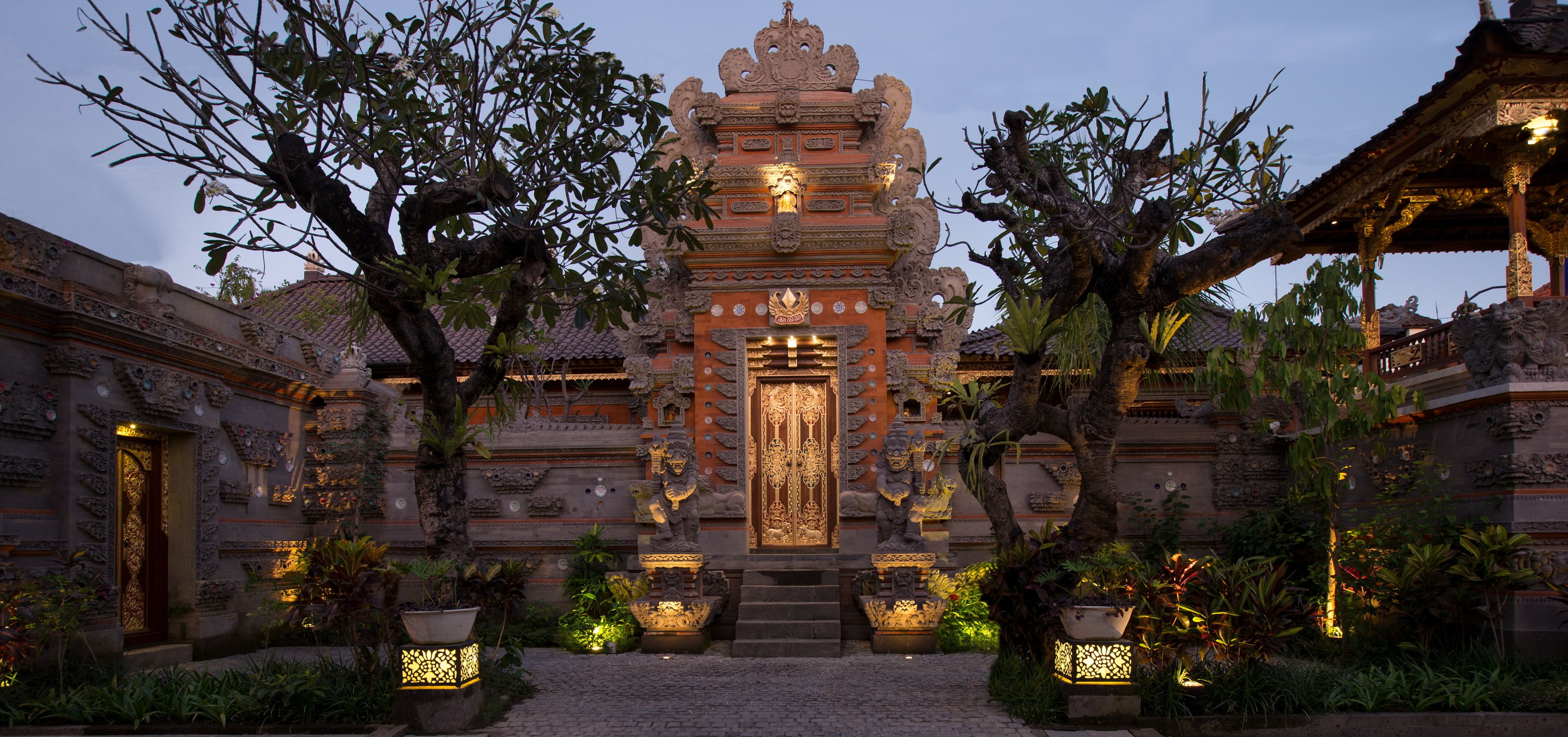 Voorkant accommodatie - avond/nacht