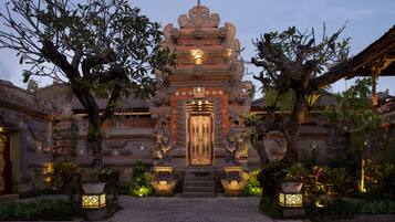 Voorkant accommodatie - avond/nacht