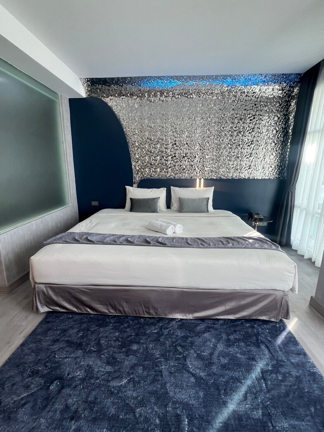 Minibar, in-room safe, desk, free WiFi