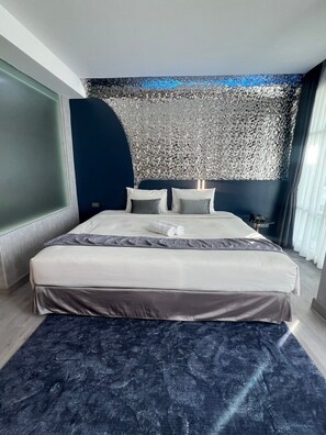 Minibar, coffres-forts dans les chambres, bureau, Wi-Fi gratuit