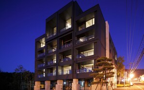 Fachada de la propiedad por la tarde o noche