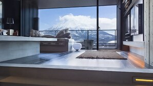Eine moderne Küche mit einem großen Fenster mit Blick auf einen schneebedeckten Berg.