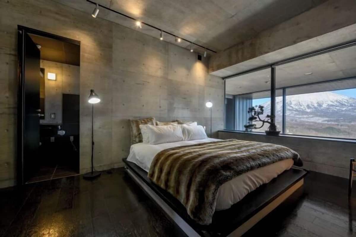 2 kamar tidur, brankas, didekorasi berbeda-beda, dan meja kerja