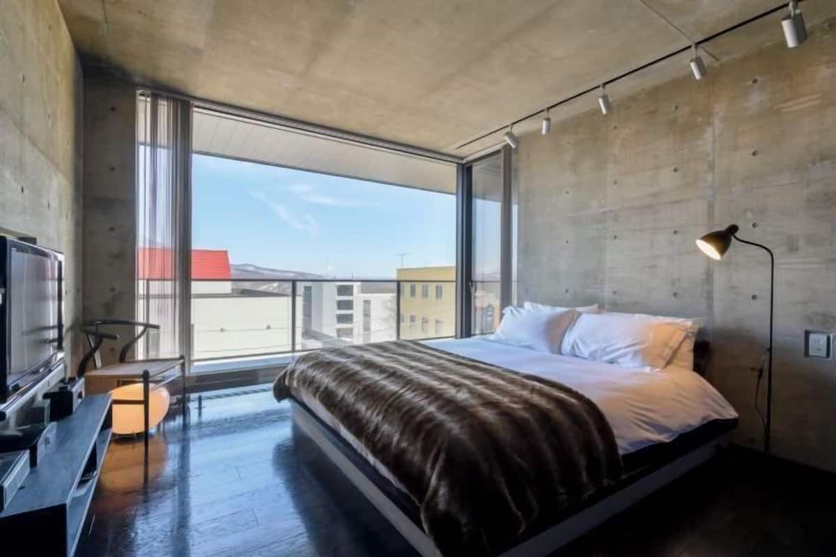 2 kamar tidur, brankas, didekorasi berbeda-beda, dan meja kerja