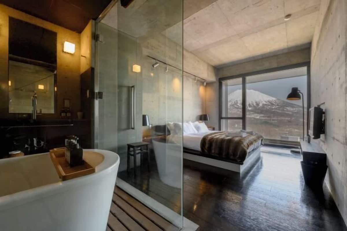 2 kamar tidur, brankas, didekorasi berbeda-beda, dan meja kerja