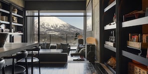 ラグジュアリー スイート 5 ベッドルーム | リビング エリア | 43 インチの薄型テレビ (衛星放送視聴可)、テレビ、暖炉