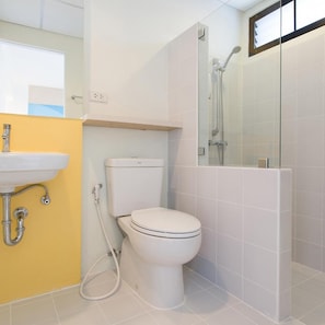 A bathroom with a toilet, sink, and shower. - Hop Inn Kanchanaburi (Kanchanaburi)