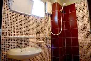 Deluxe Room, 1 Large (Double) Bed | Bathroom