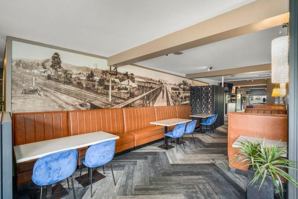 Un restaurant doté d’un long comptoir, d’un espace pour s’asseoir et d’une fresque murale.