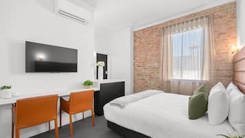 디럭스룸, 킹사이즈침대 1개 | 책상, 암막 커튼, 방음 설비, 다리미/다리미판