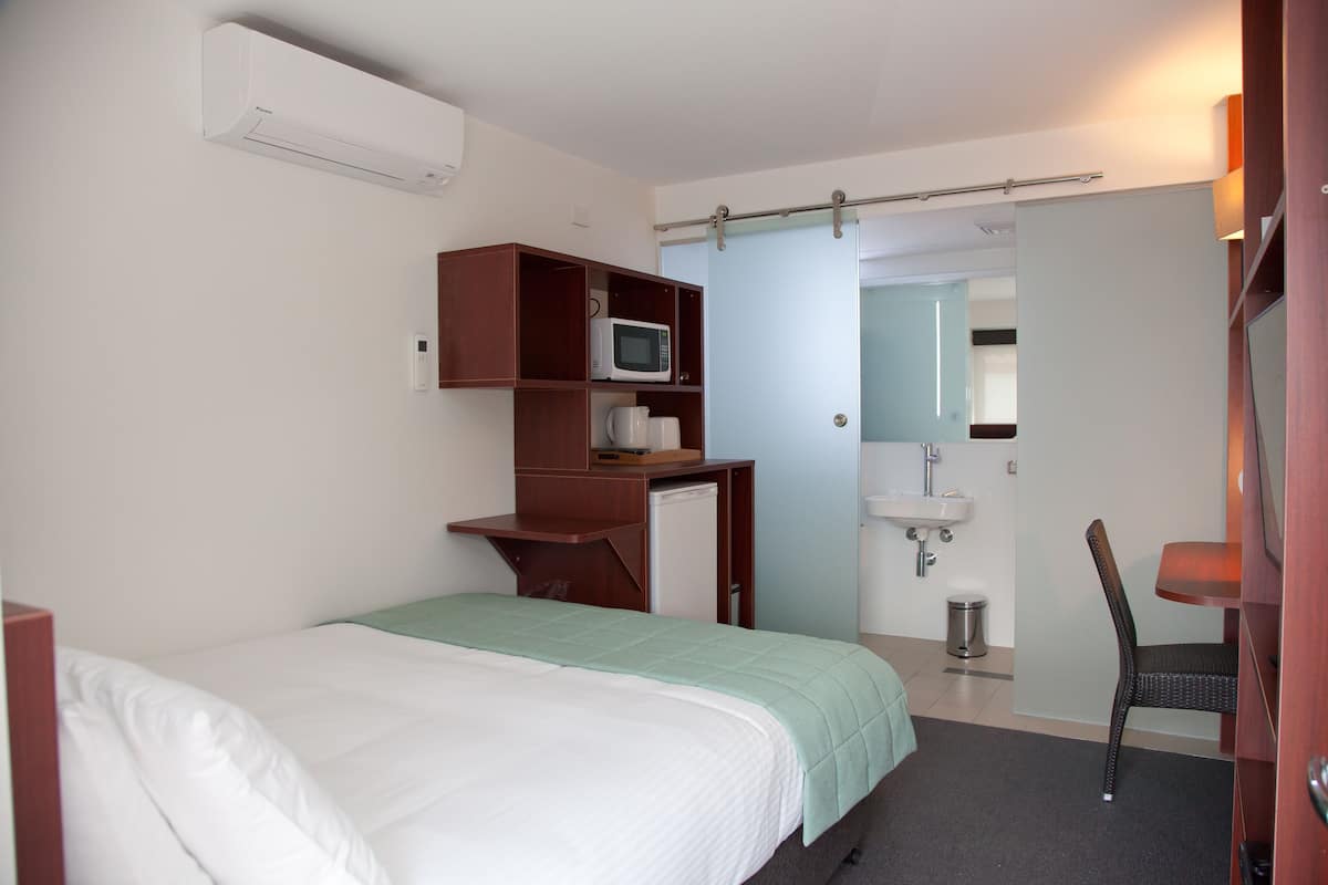 Standard Queen Room | Private kitchen | Fridge, microwave, coffee/tea maker, cookware/dishes/utensils