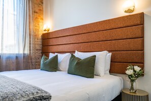Superior studio suite | Een bureau, verduisterende gordijnen, geluiddichte muren