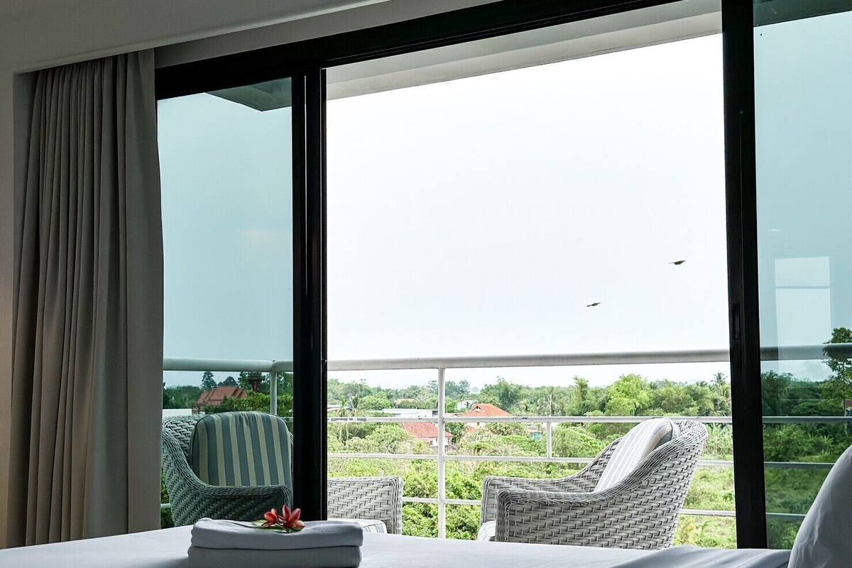 Bureau, espace de travail pour ordinateurs portables