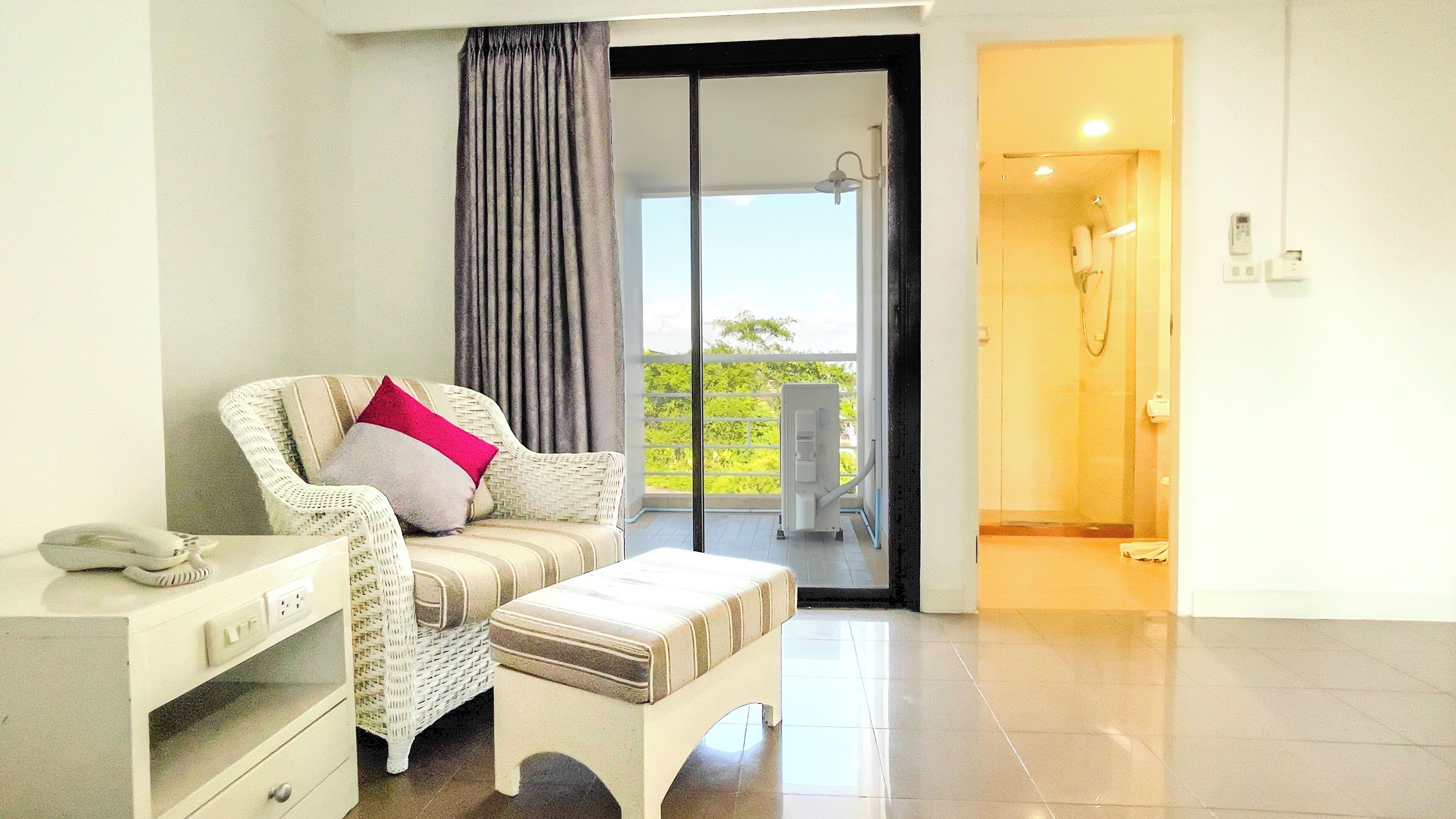 Corner Double Room Only | โต๊ะทำงาน, พื้นที่ทำงานแบบใช้แล็ปท็อป, ผ้าม่านกันแสง, เตียงเสริม/เปล