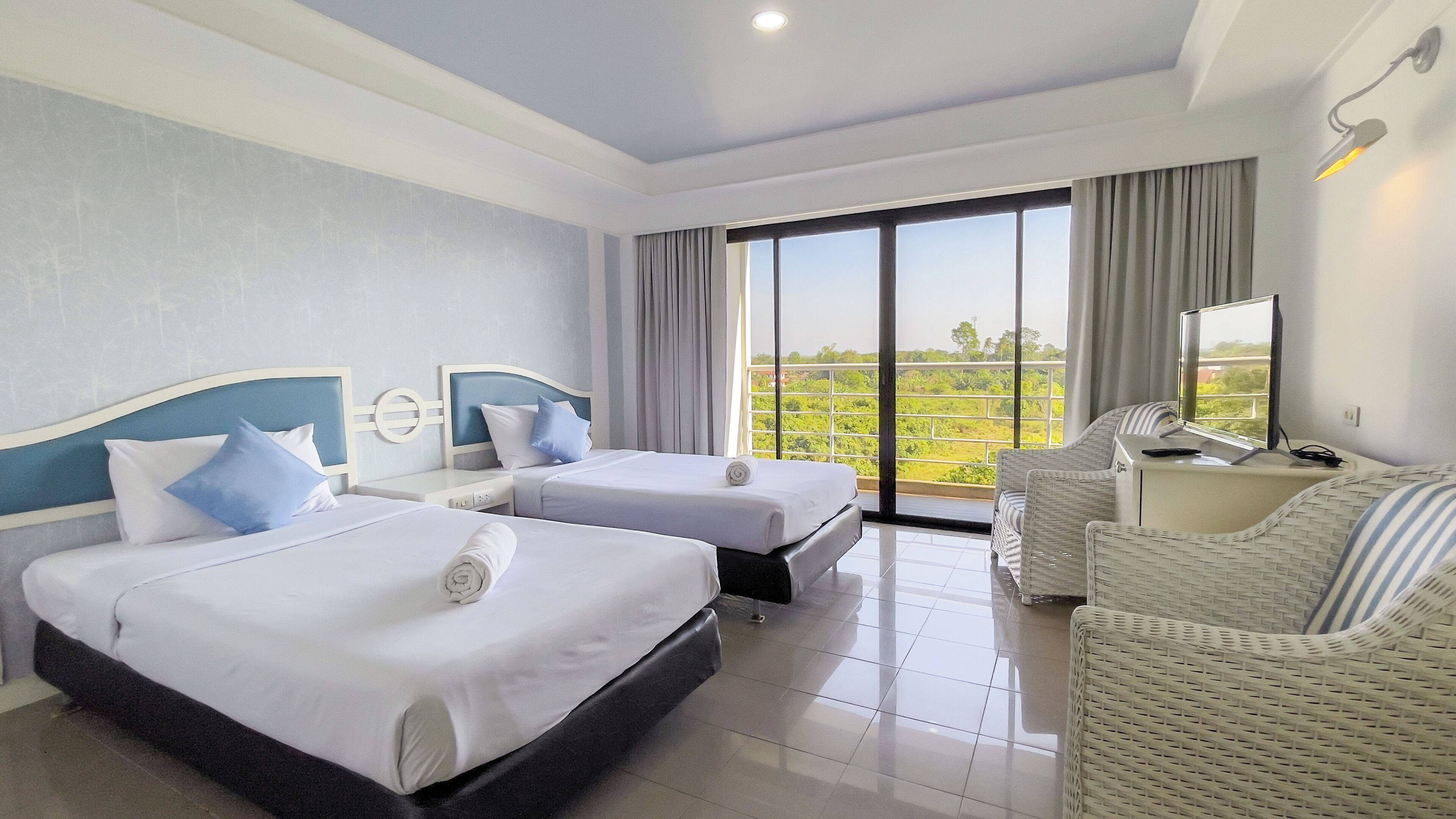 Superior Twin Room Only | Desk, laptop workspace, blackout drapes, rollaway beds