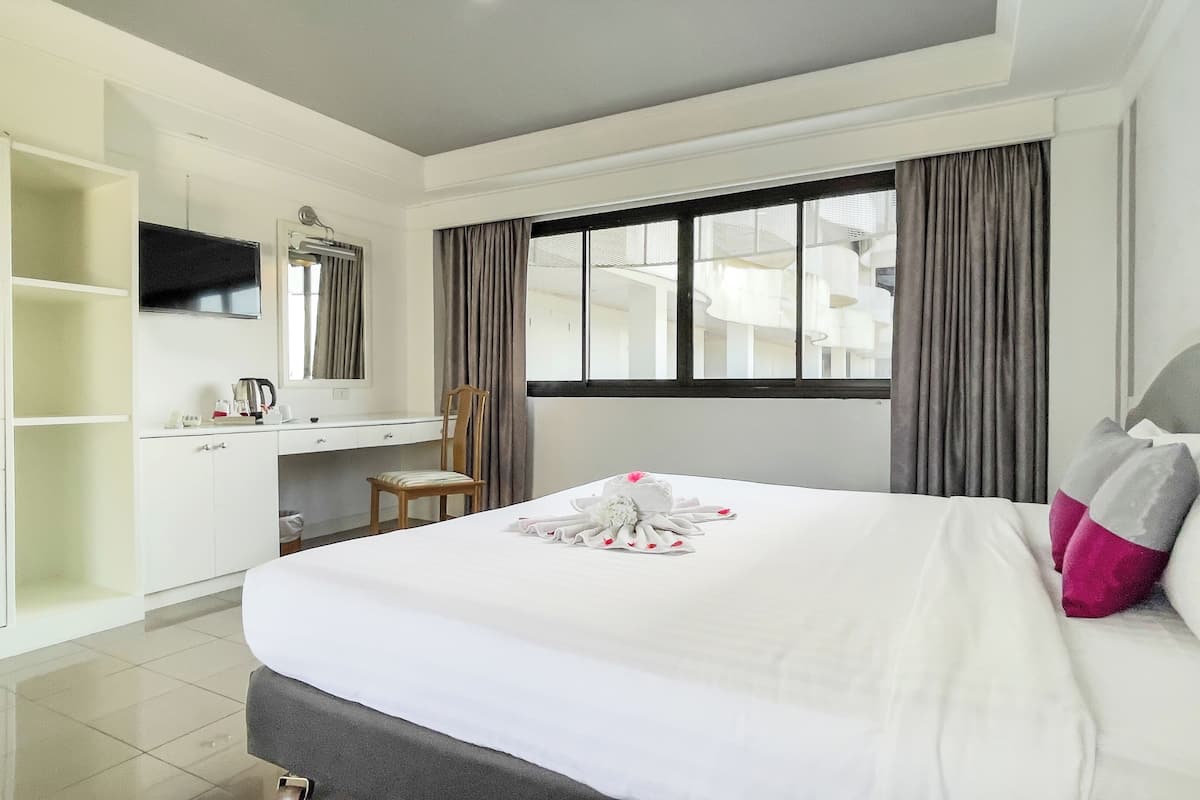 Corner Double Room Only | 办公桌、笔记本电脑工作区、遮光窗帘、折叠床/加床(额外收费)