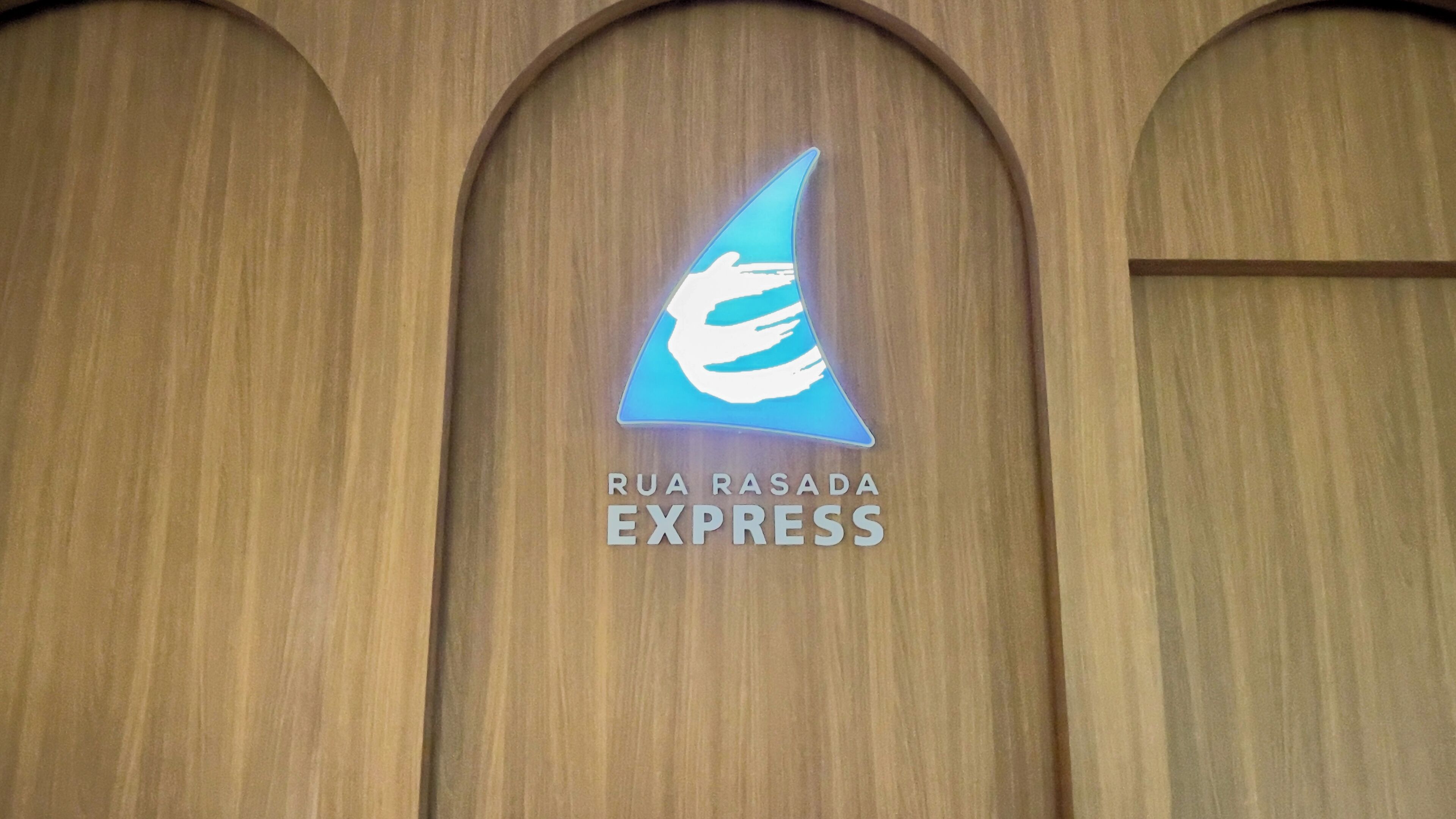 Un parete in legno con un logo e del testo per 'Rua Rasada Express'.