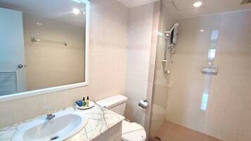 Corner Double Room Only | Baño | Ducha, artículos de higiene personal gratuitos, toallas y jabón