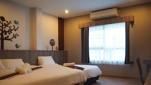 Una habitación de hotel moderna con una cama grande, aire acondicionado de pared y una ventana con cortinas.