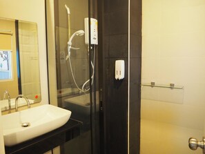 Ducha y artículos de higiene personal gratuitos