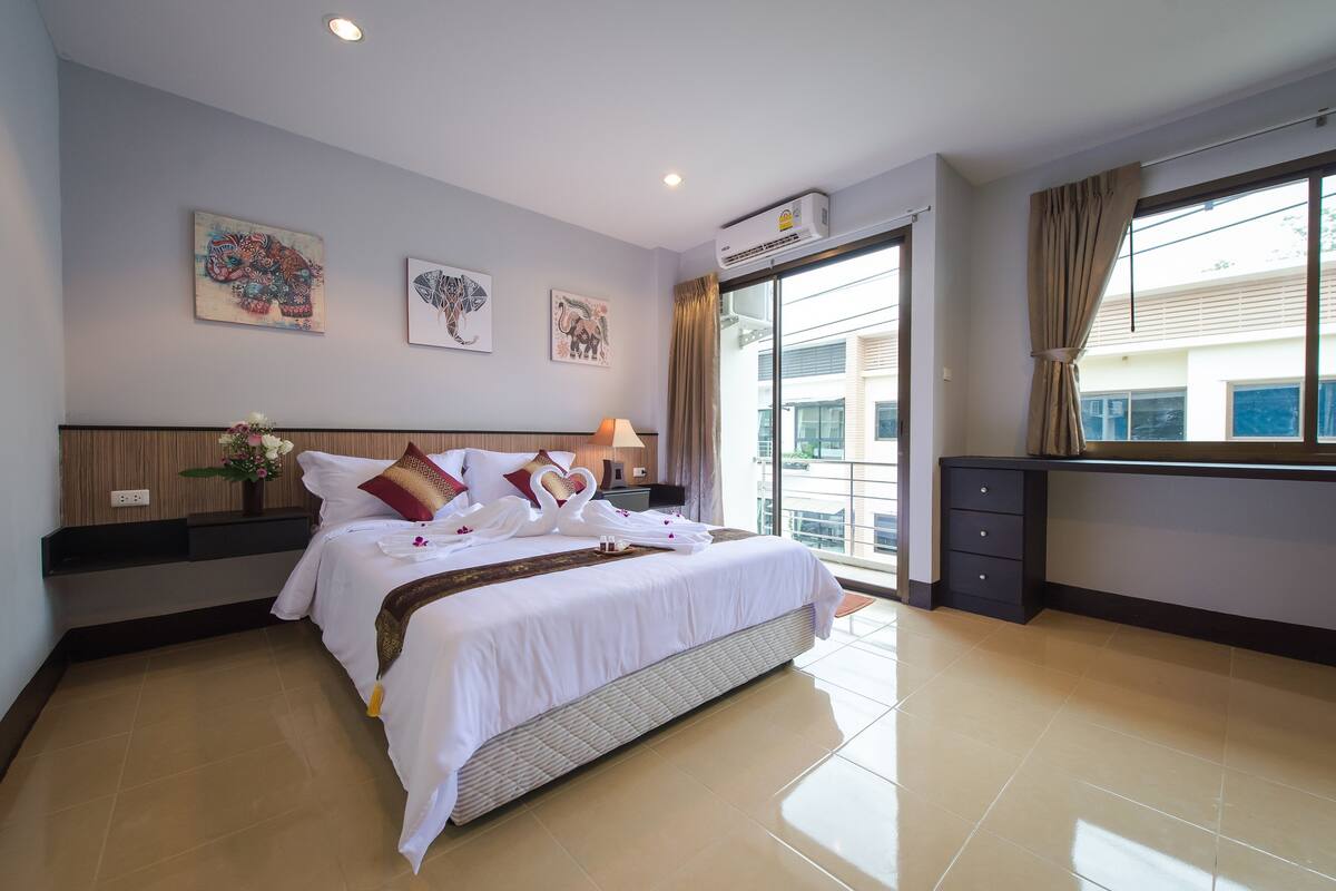 Deluxe Room | Minibar (free items), in-room safe, WiFi (free)