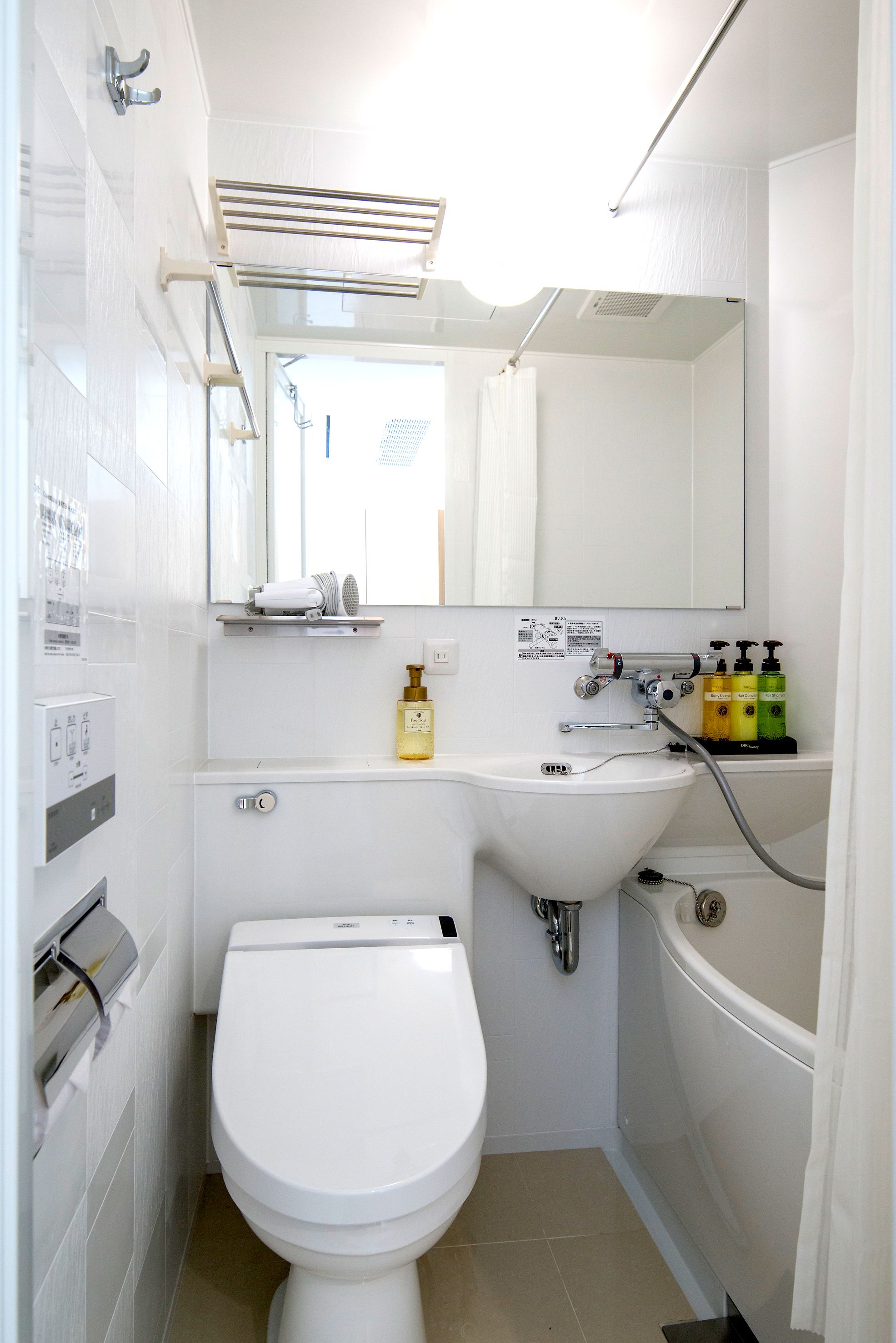 combined shower/bathtub, deep-soaking bathtub, free toiletries