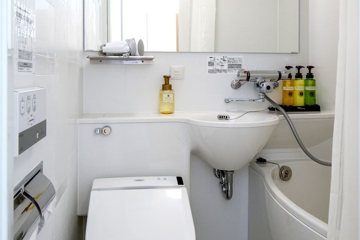 combined shower/bathtub, deep-soaking bathtub, free toiletries