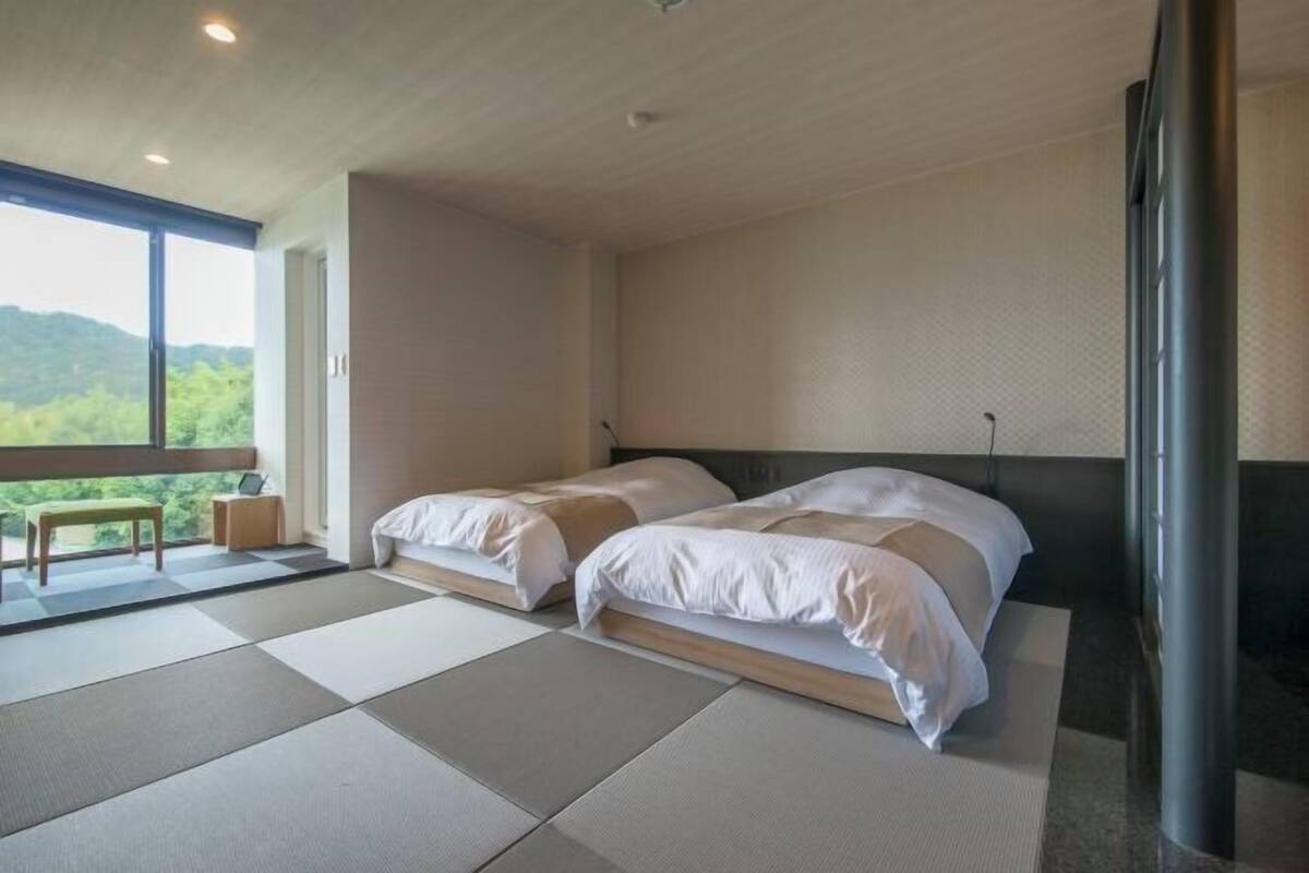 In-room safe, WiFi (free)
