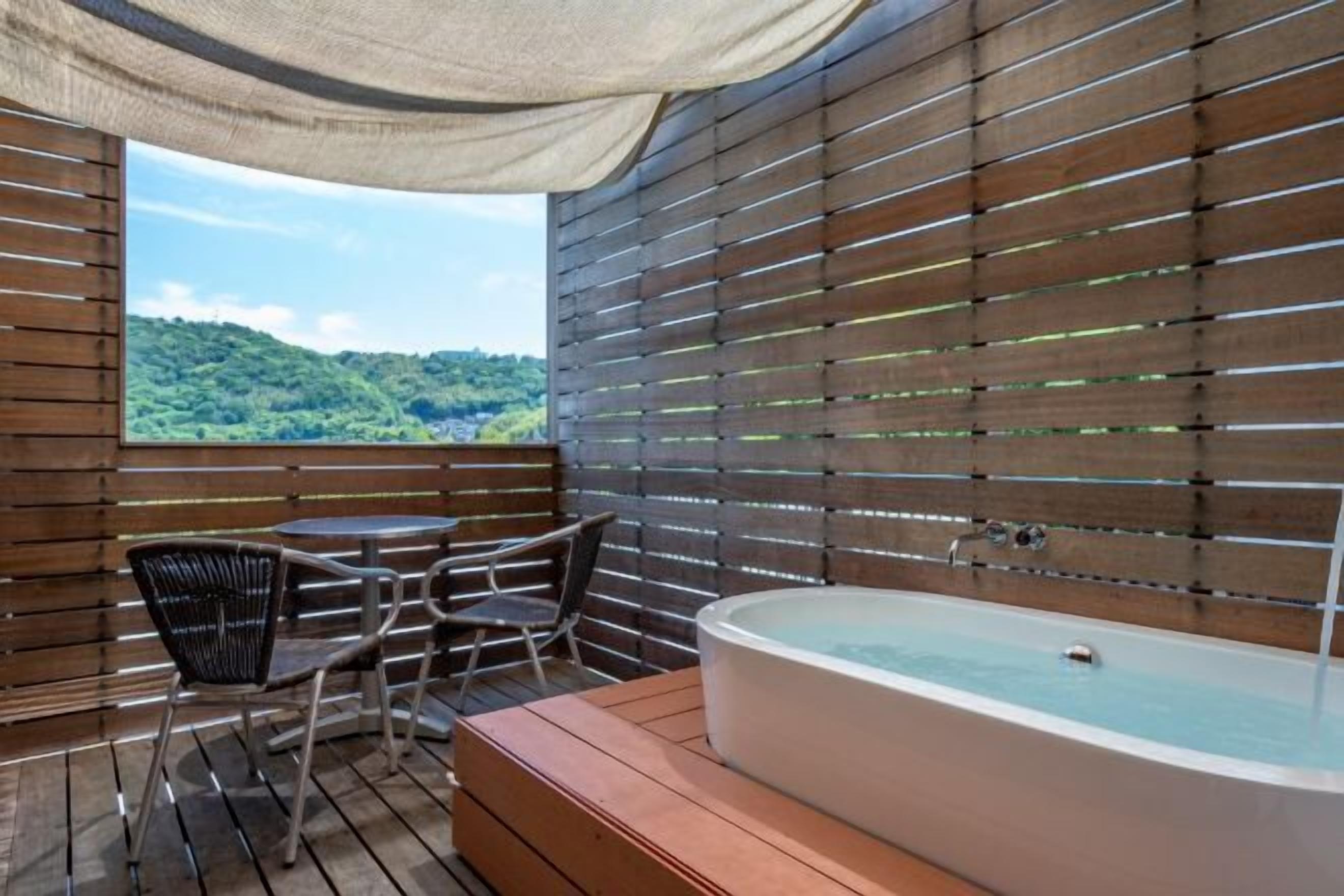 Outdoor spa tub