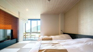 A modern hotel room with a large bed, a flat-screen TV, and a view of the outdoors. - Lectore Atami Koarashi (TKP Hotels & Resorts) (Atami)