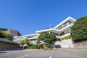 Um edifício moderno com vários andares, janelas amplas e telhado plano.