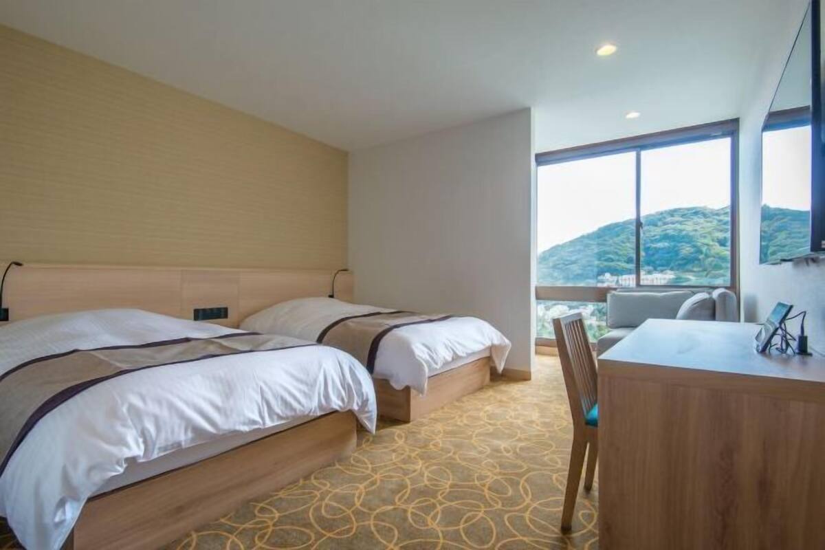 In-room safe, WiFi (free)