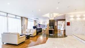 A spacious lobby with a seating area, a reception desk, and a view of the hallway. - Lectore Atami Koarashi (TKP Hotels & Resorts) (Atami)