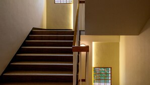 A staircase with wooden steps and a handrail, leading to a room with a window featuring a grid pattern. - TKP Hotel & Resort Lectore Hakone Gora (Hakone)