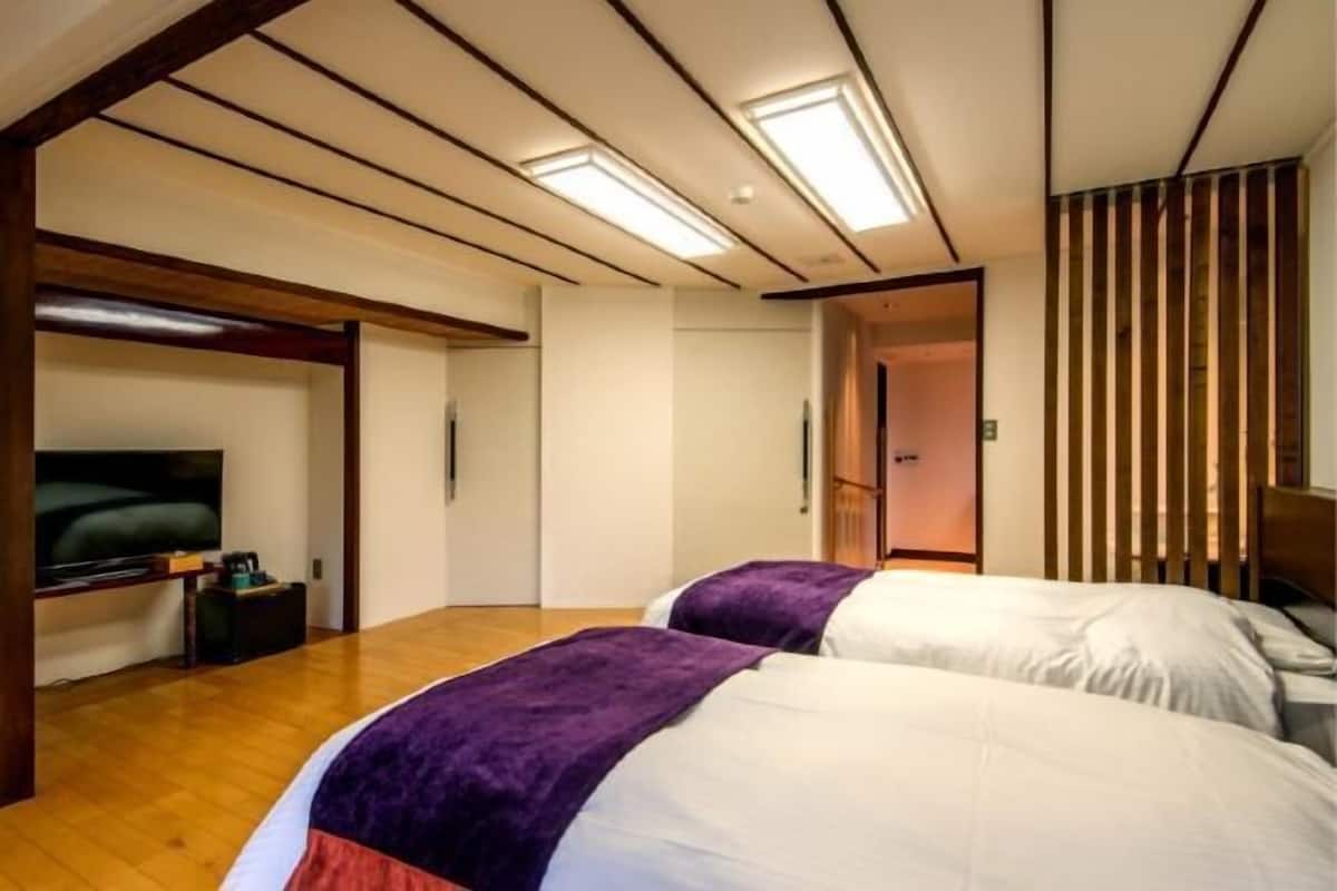 Down duvets, in-room safe, blackout curtains, soundproofing