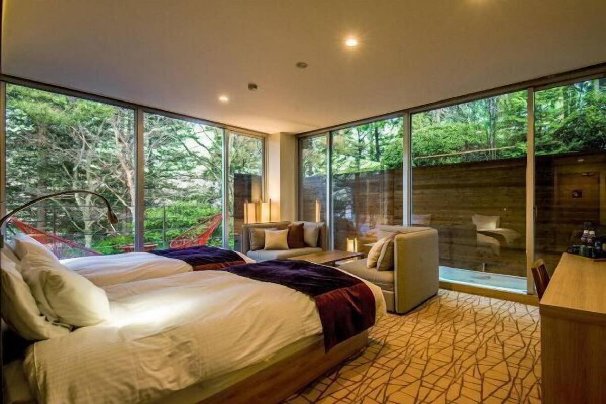 Down duvets, in-room safe, blackout curtains, soundproofing