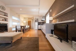 Villa (8 person) | Wohnzimmer | 35-Zoll-Flachbildfernseher mit Satellitenempfang, Fernseher, DVD-Player