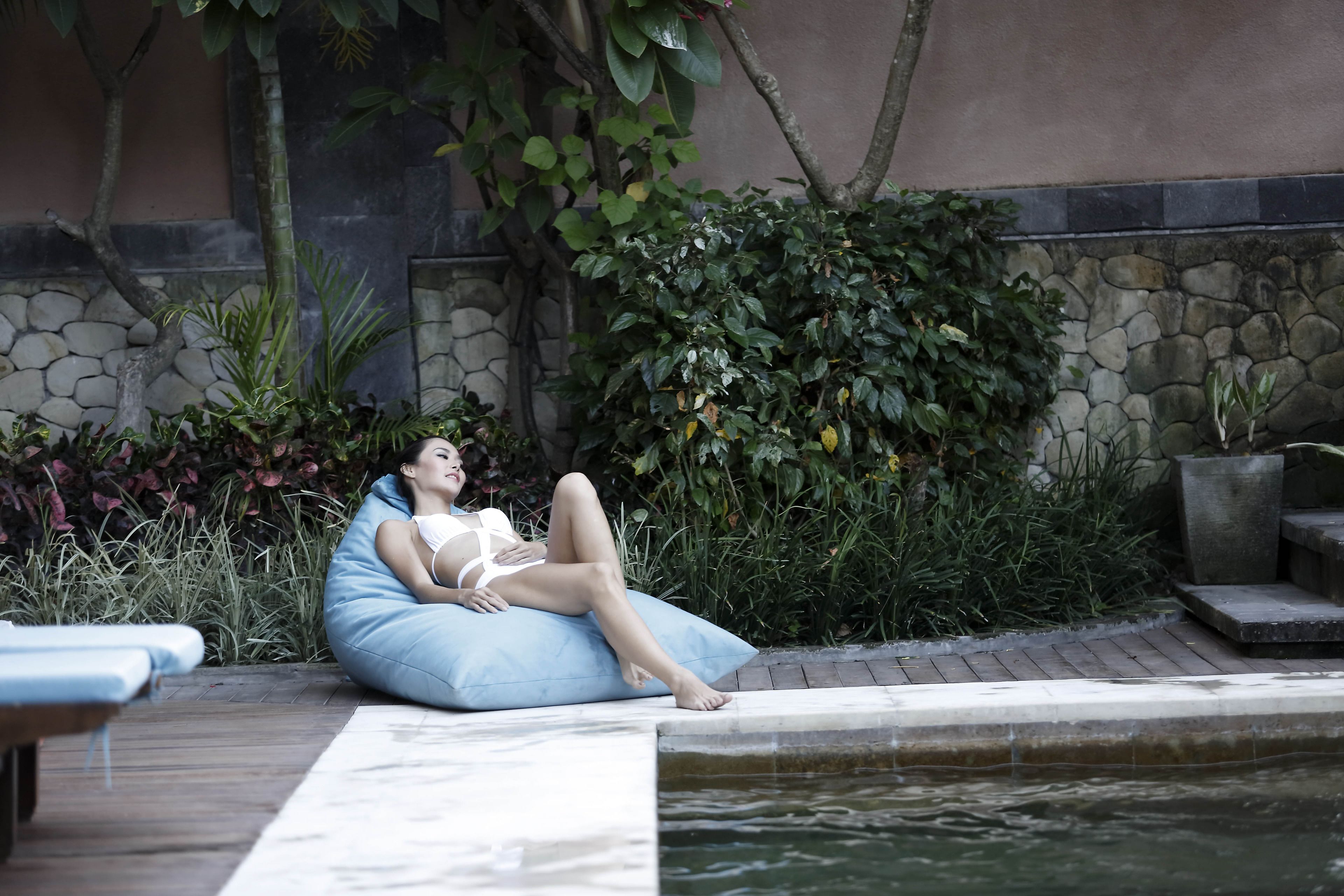 outdoor pool, pool loungers