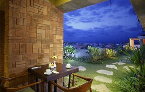 朝食、ランチ、ディナーに営業 (多国籍料理)