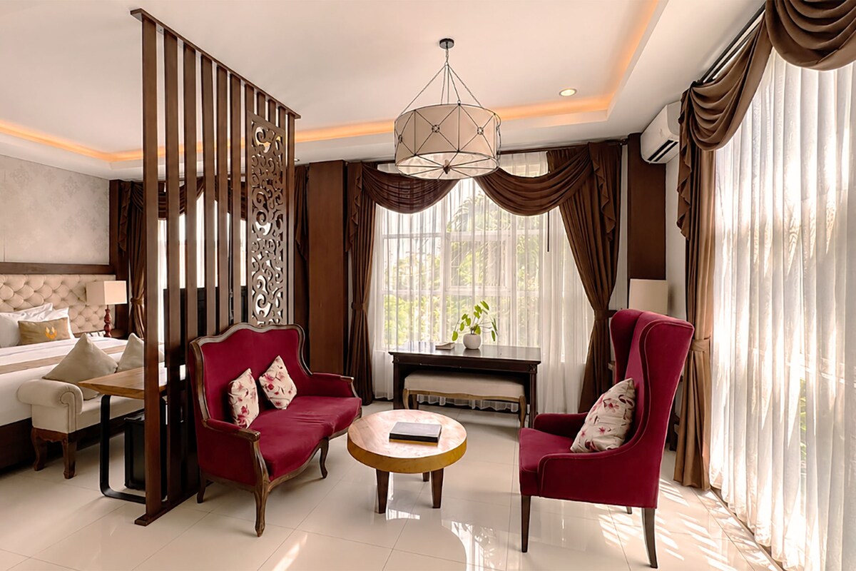 Family Suite | Living area | 42-inch flat-screen TV with satellite channels, TV