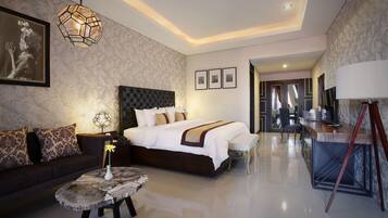 Frigobar, cofres nos quartos, escrivaninha