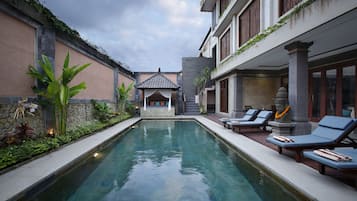 Outdoor pool, pool loungers