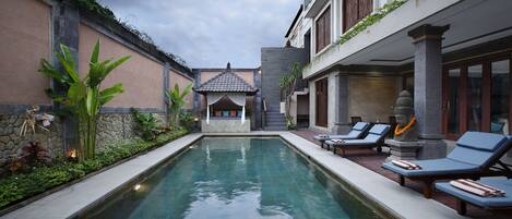 Outdoor pool, pool loungers