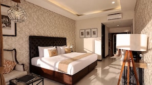 A modern hotel room with a large bed, a bedside table, a lamp, and a wardrobe. - The Visala Boutique Hotel (Keroboken Kelod)