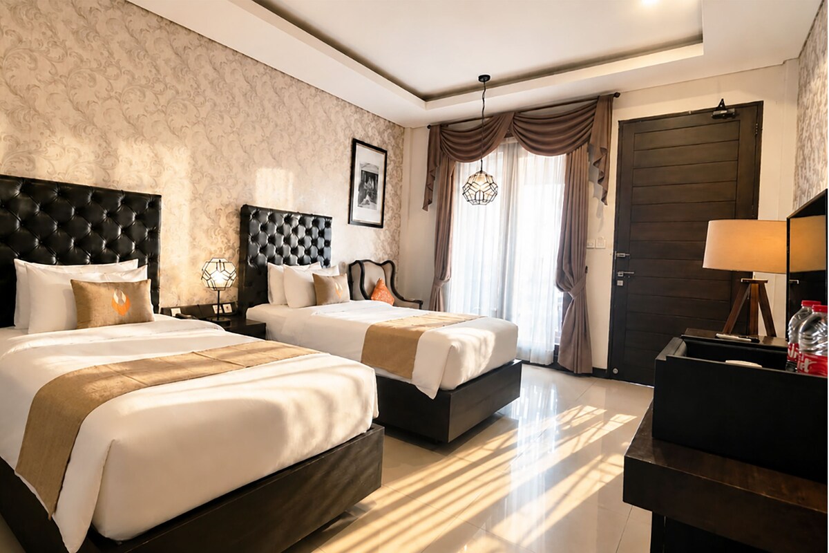 Deluxe Room | Minibar, in-room safe, desk, laptop workspace