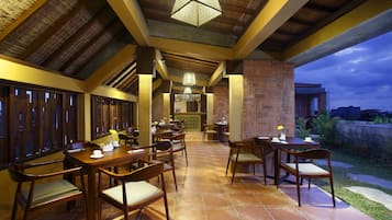 Breakfast, lunch, dinner served; international cuisine