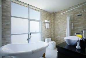 Hair dryer, towels, soap, shampoo - The Visala Boutique Hotel (Seminyak)