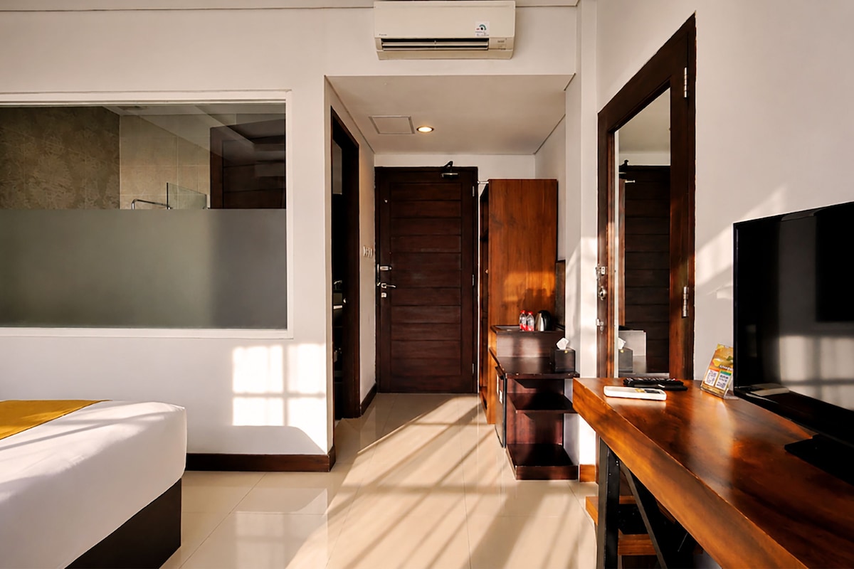 Superior Double Room | Minibar, in-room safe, desk, laptop workspace