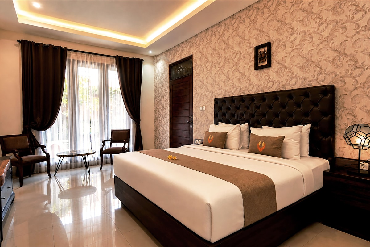Deluxe Room, Pool View | Minibar, in-room safe, desk, laptop workspace