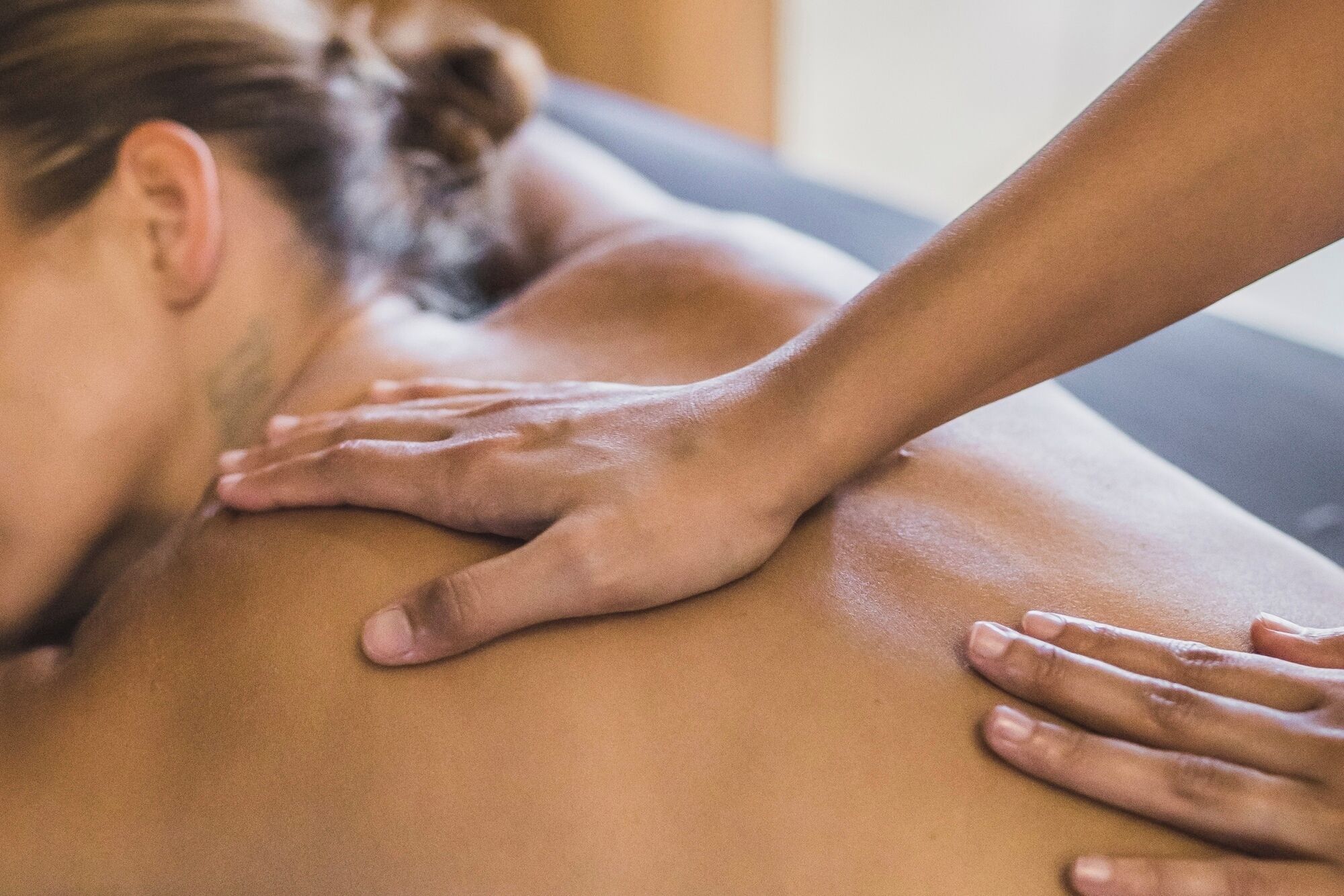 Nahaufnahme einer Rückenmassage.